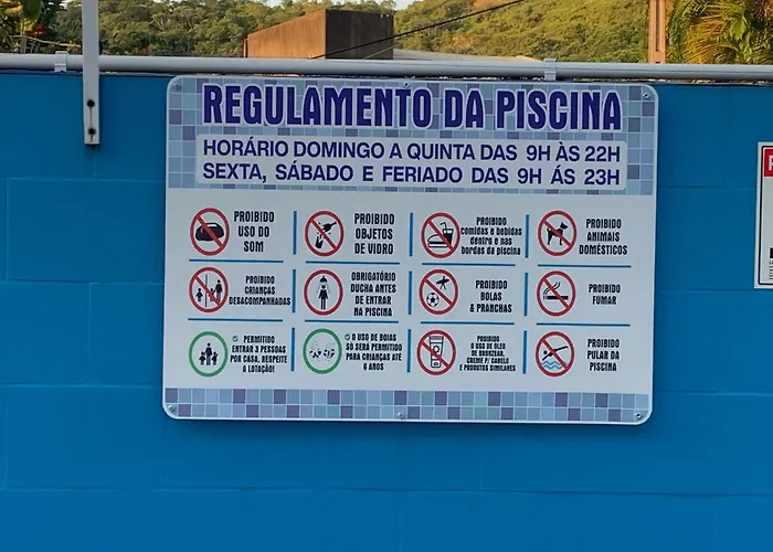 Sobrado em condomínio à 700m da praia Asturias Guarujá - SP