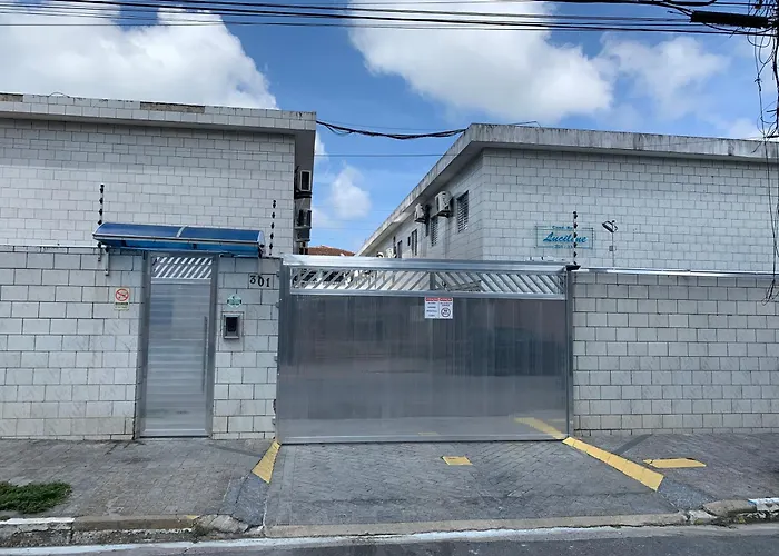Sobrado em condomínio à 700m da praia Asturias Guarujá - SP